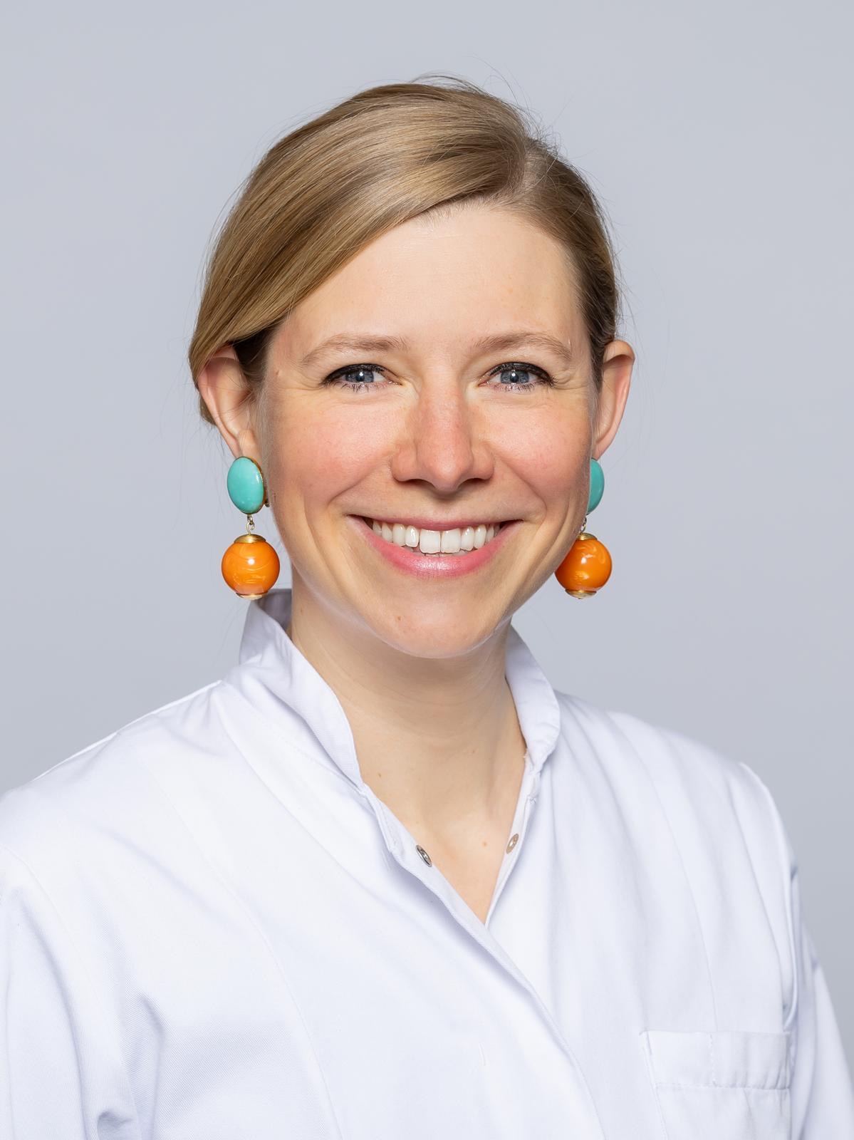 Porträt von Dr. med. Julie de Tristan in weißer Berufsbekleidung